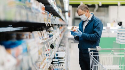 Grilli e tarme da mangiare: i vantaggi del consumo di insetti per uno stile di vita più sano ed ecologico
