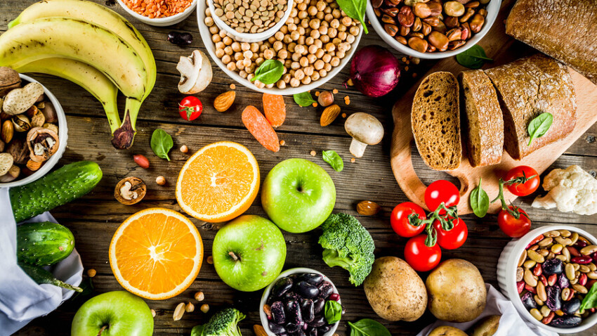 Carboidrati - riso, patate, orzo, farro, avena, cereali, frutta e verdura.