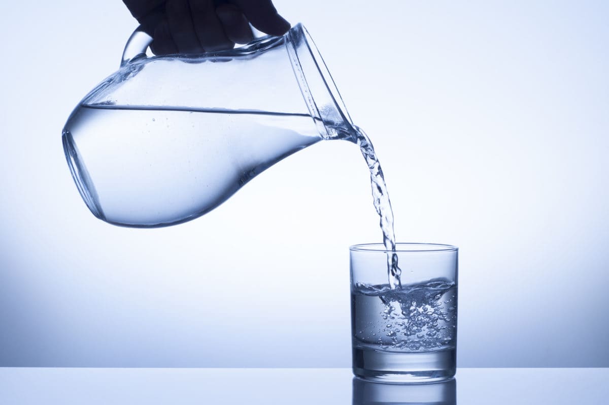 Prima di uscire a cena bevi acqua per non confondere la fame con la sete